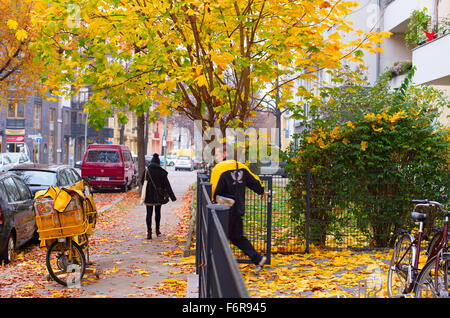 Facteur typiquement allemand avec son vélo livraison distribue le courrier. Banque D'Images