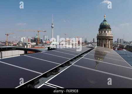 Système photovoltaïque avec les modules à couches minces sur le toit de le grand magasin Galeries Lafayette, la tour de la cathédrale et de la télévision française Banque D'Images