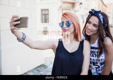 Les jeunes femmes en hippie style fashion en tenant un self portrait Banque D'Images