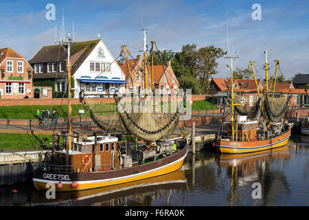 Bateaux de crevettes dans le port de Greetsiel, Leybucht, Norden, Frise orientale, Basse-Saxe, Allemagne Banque D'Images