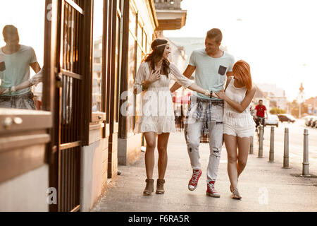 Les jeunes en hippie style fashion walking on street Banque D'Images