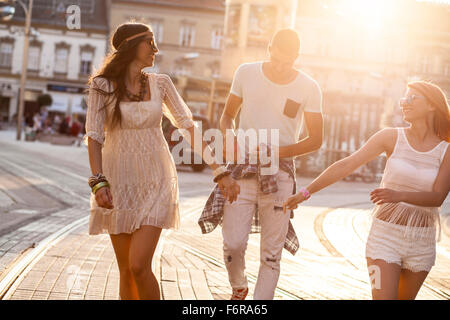 Les jeunes en hippie style fashion walking on street Banque D'Images