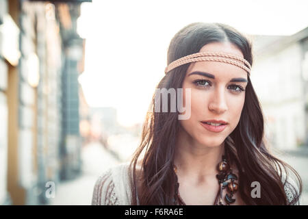 Portrait de jeune femme avec serre-tête Banque D'Images