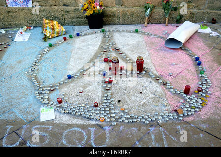 AIX-en-Provence, France. 19 novembre 2015. Priez pour Paris. Mémorial à l'extérieur de l'Hôtel de ville d'Aix-en-Provence, France pour les victimes des attentats de Paris sous la forme de la Tour Eiffel, le drapeau français et le symbole de la paix formé par des bougies. Crédit : Chris Hellier/Alamy Live News Banque D'Images