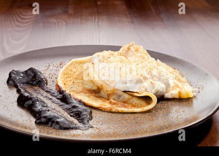 Crêpe crêpe avec de la poudre d'épices et cram Banque D'Images