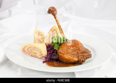 Cuisse de canard au four avec des pommes de terre et de chou rouge rouleaux de jambon Banque D'Images