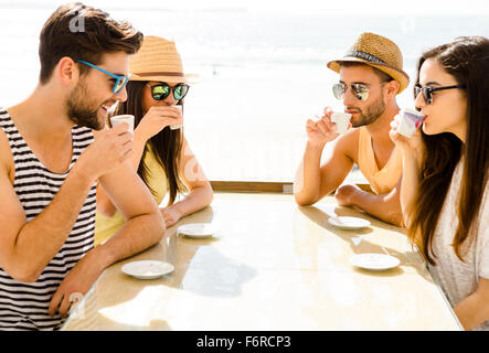 Des amis d'avoir un grand temps ensemble au bar de la plage Banque D'Images