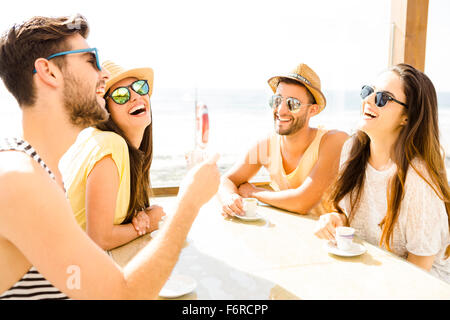 Des amis d'avoir un grand temps ensemble au bar de la plage Banque D'Images