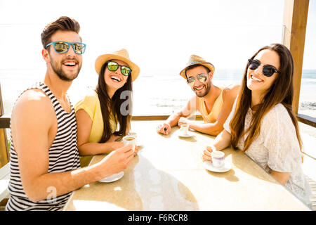 Des amis d'avoir un grand temps ensemble au bar de la plage Banque D'Images