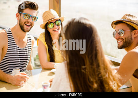 Des amis d'avoir un grand temps ensemble au bar de la plage Banque D'Images