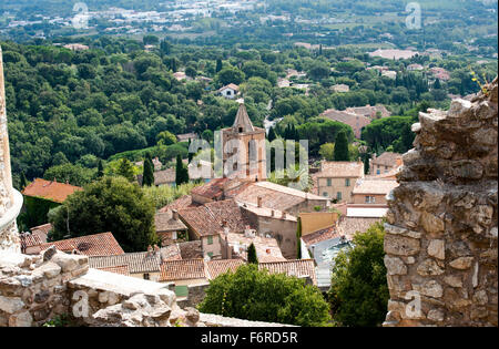 Vue du château sur le village de Grimaud et l'église est le 12e siècle Romane Saint-Michel Banque D'Images