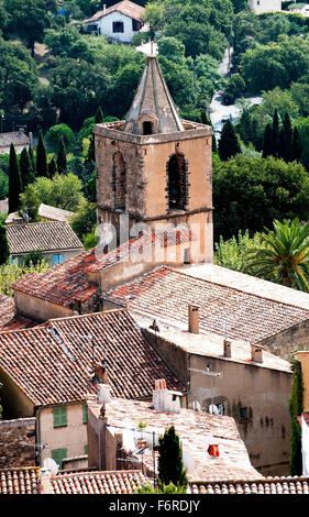 Vue du château sur le village de Grimaud et l'église est le 12e siècle Romane Saint-Michel Banque D'Images