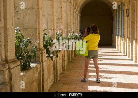 Dame photographie jardin du cloître à Mamers, le Centre de la France Banque D'Images