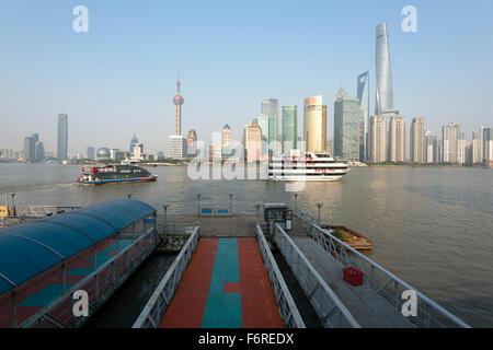 Shanghail, Chine - Oct 11, 2015 : Bateaux de touristes sur la rivière Huangpu avec une vue sur la célèbre de Shanghai skyline. Banque D'Images