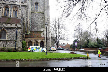 Portsmouth, Hampshire, Royaume-Uni. 19 novembre, 2015. Événements à travers la ville de Portsmouth sont l'augmentation de la sécurité suite aux attaques terroristes meurtrières Paris, et une menace pour la nation. La police a passé la matinée avec spécialiste chien renifleur à l'église contrôle et s'assurer que la zone est sûre avant le spectacle ce soir TheCity's Royal Marines Band sont dues à l'hôte d'une première mondiale à l'église St Mary à Fratton dans le Hampshire. La 35-strong ensemble offrira la première communication au public d'une nouvelle composition présentant une ville peu connue en Malaisie. Credit : uknip/Alamy vivre Banque D'Images