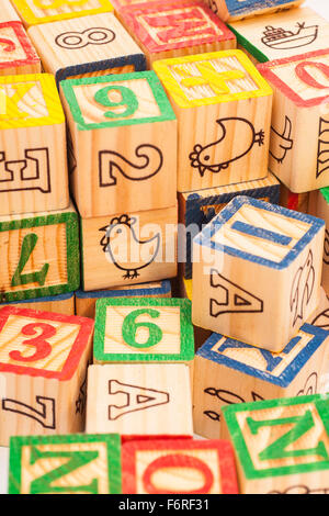 Jouet de cubes en bois lettres colorées Banque D'Images