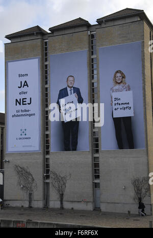 Copenhague, Danemark. 19 novembre, 2015. Avec le premier ministre danois Lars Lokke Rasmussen recommande de voter JA (OUI) le gouvernement et les libéraux et autres bloc rouge Mme Johanne Schmidt-Nielsen d Enheslisten danois recommande voter Nej (PAS) pour un référendum sur l'UE 3 décembre 2015 ce sont les seuls avec Oui et non les politiciens accroché sur l'édifice gouvernemental au ministère danois des affaires étrangères de l'immeuble. Crédit : François doyen/Alamy Live News Banque D'Images