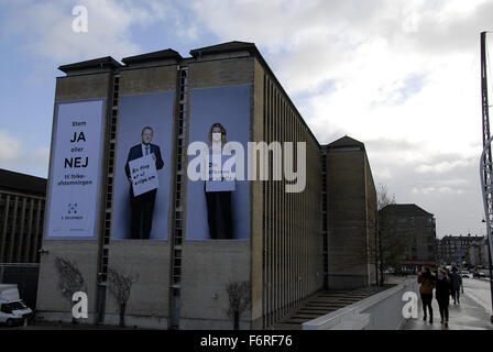 Copenhague, Danemark. 19 novembre, 2015. Avec le premier ministre danois Lars Lokke Rasmussen recommande de voter JA (OUI) le gouvernement et les libéraux et autres bloc rouge Mme Johanne Schmidt-Nielsen d Enheslisten danois recommande voter Nej (PAS) pour un référendum sur l'UE 3 décembre 2015 ce sont les seuls avec Oui et non les politiciens accroché sur l'édifice gouvernemental au ministère danois des affaires étrangères de l'immeuble. Crédit : François doyen/Alamy Live News Banque D'Images