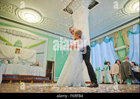 Première danse de mariage avec de l'or les confettis sur restaurant Banque D'Images