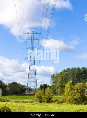 Ligne électrique aérienne et de transport d'électricité ou de l'électricité de la tour ou pylône power tower. Floda, Västra Götaland, Suède modèle libération : N° des biens : Non. Banque D'Images
