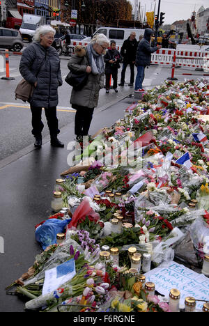 Copenhague, Danemark. 19 novembre, 2015. Les gens viennent et de lire les messages et déposent des fleurs photo à prendre place en face de l'ambassade de France à Copenhague payer l'égard de Paris attaqué les victimes. Crédit : François doyen/Alamy Live News Banque D'Images