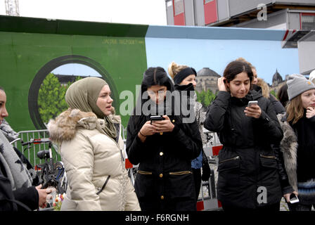 Copenhague, Danemark. 19 novembre, 2015. Les gens viennent et de lire les messages et déposent des fleurs photo à prendre place en face de l'ambassade de France à Copenhague payer l'égard de Paris attaqué les victimes. Crédit : François doyen/Alamy Live News Banque D'Images