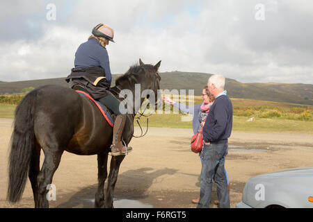 L'homme et de la femme de parler à l'avenant à Beltor Corner dans le Parc National de Dartmoor dans le Devon, en Angleterre, le jour d'automne nuageux Banque D'Images