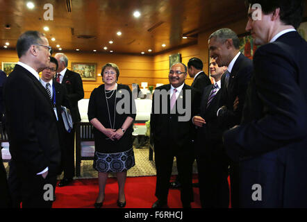 Le président de l'APEC 2015 Le président Benigno S. Aquino III avec conciliabules République du Chili la présidente Michelle Bachelet, État indépendant de Papouasie-Nouvelle-Guinée le premier ministre Peter O'Neill, United Mexican States Président Enrique Peña Nieto, États-Unis d'Amérique Le président Barack Obama et le premier ministre du Canada, Justin Trudeau au cours de la Coopération économique Asie-Pacifique 1 Retraite de la réunion des dirigeants à la salle de réunion 1 de la Philippine International Convention Center (PIC), Centre culturel des Philippines à Pasay complexes (le jeudi 19 novembre, 2015). Le travail avec le thème de cette année : "Bui Banque D'Images