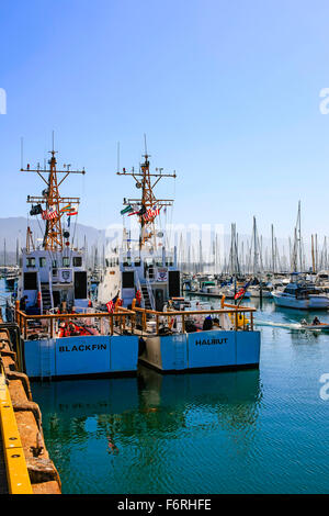 87ft USCG bateaux de patrouille côtière et le flétan Blackfin dans le port de Santa Barbara en Californie Banque D'Images