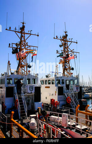 87ft USCG bateaux de patrouille côtière et le flétan Blackfin dans le port de Santa Barbara en Californie Banque D'Images