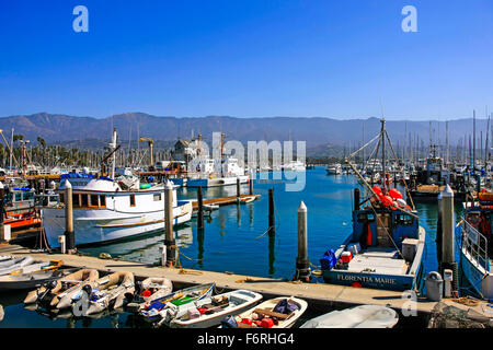 Tous les bateaux et embarcations de plaisance amarrés dans le port de plaisance de Santa Barbara et port commercial à Californie Banque D'Images