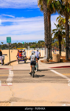 Les gens de tous les âges faire du vélo le long de la piste cyclable à l'East Beach à Santa Barbara en Californie Banque D'Images