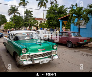 Vintage, vieille Chevrolet, Chevy, road cruiser dans la région de Vinales Vallée de Vinales, voiture de police, Lada, Viñales, Cuba, Pinar del Río, Cuba Banque D'Images