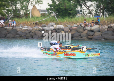 Deux bancarera pour des postes de combat bateaux à travers le port de thon de la ville de General Santos. Banque D'Images