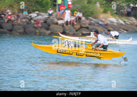 Deux bancarera pour des postes de combat bateaux à travers le port de thon de la ville de General Santos. Banque D'Images