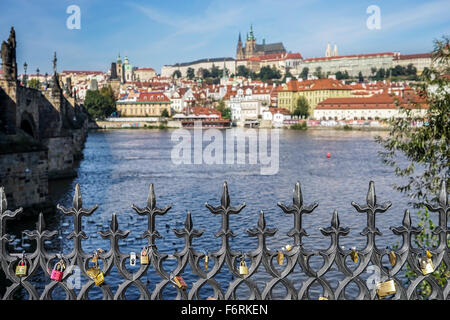 Cadenas sur les grilles du Pont Charles à Prague Banque D'Images
