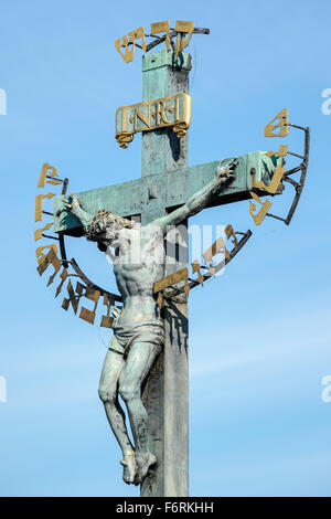Croix de st statuaire - Calvaire sur le pont Charles à Prague Banque D'Images
