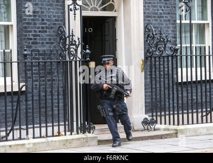 La police armée à Downing Street comme la Grande-Bretagne est mis sur un pied d'alerte d'une attaque terroriste Banque D'Images