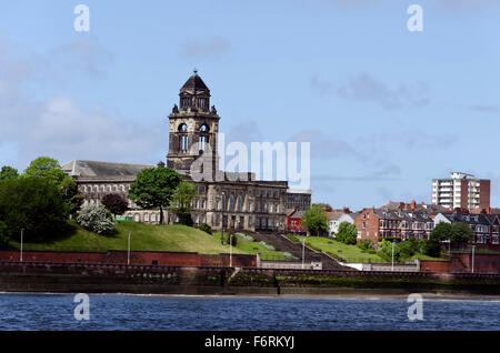 Wallasey Town Hall le Wirral, près de Liverpool, à partir de la Mersey Ferry. Banque D'Images