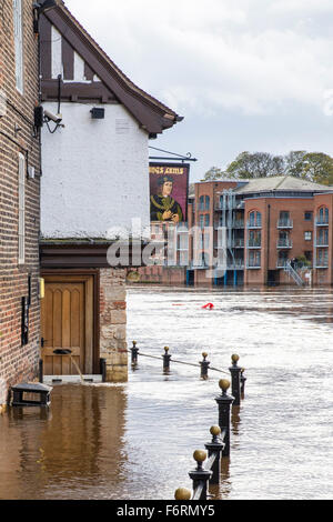 York, Royaume-Uni. 19 Nov, 2015. La rivière Ouse éclater ses banques dans le centre de New York. La populaire Kings Arms pub a été fermée en raison d'inondations et il est apparu que l'eau avait pompé hors de la boîte aux lettres. Credit : James Copeland/Alamy Live News Banque D'Images