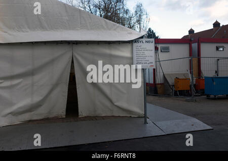 Une tente pour demandeurs d'asile nouvellement arrivés au Landesamt für Gesundheit und Soziales (LaGeSo), l'installation de l'administration de Berlin pour la santé et la protection sociale, qui traite de l'enregistrement des réfugiés. Les bâtiments administratifs et les terres environnantes est devenu le principal centre d'enregistrement et premier point de contact avec les autorités pour les réfugiés arrivant à Berlin à partir de juillet 2015. Environ 60 réfugiés sont arrivés dans la ville au cours des 10 premiers mois de 2015, sur un total d'environ 850 000 dans l'ensemble de l'Allemagne. Banque D'Images