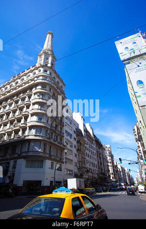 Taxi porteño. Avenida Santa Fe, Buenos Aires, Argentine. Banque D'Images