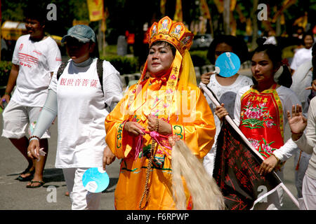 Thailande Phuket Mah Jong Festivals, avec leur visage percé de marche en procession dans les rues de Phuket Adrian Baker Banque D'Images