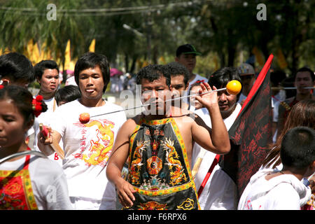 Thailande Phuket Mah Jong Festivals, avec leur visage percé de marche en procession dans les rues de Phuket Adrian Baker Banque D'Images