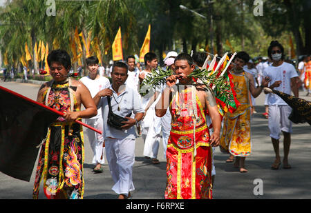 Thailande Phuket Mah Jong Festivals, avec leur visage percé de marche en procession dans les rues de Phuket Adrian Baker Banque D'Images