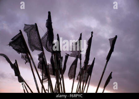 Marqueur de pêcheur drapeaux dans le vent, ciel nuageux Banque D'Images