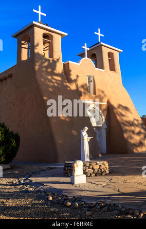 Le savez bien San Francisco de assise à Rancho de Taos, Nouveau Mexique a été en utilisation continue depuis plus de 200 ans. C'est un Banque D'Images