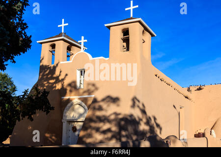 Le savez bien San Francisco de assise à Rancho de Taos, Nouveau Mexique a été en utilisation continue depuis plus de 200 ans. C'est un Banque D'Images