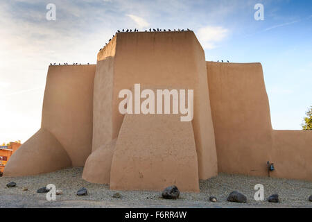 Le savez bien San Francisco de assise à Rancho de Taos, Nouveau Mexique a été en utilisation continue depuis plus de 200 ans. C'est un Banque D'Images