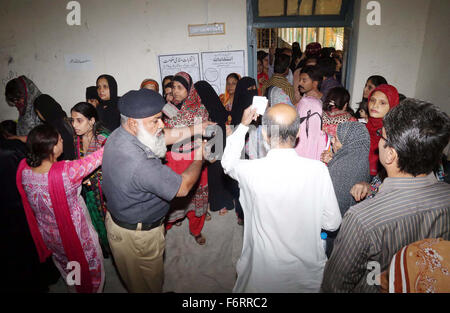 Des responsables de la sécurité et Présidents de bureau de vote clair essayer après l'affrontement entre les hommes et les électeurs au cours des élections locales (2015) à Hyderabad le Jeudi, Novembre 19, 2015. La deuxième phase des élections des organes locaux sont en cours dans 26 districts du Sindh et du Pendjab. Le scrutin a débuté à 7h30 et se poursuivra jusqu'à 17h30. Un certain nombre de plaintes ont été reçues de retard de l'interrogation pour misprinting des bulletins de vote. Banque D'Images